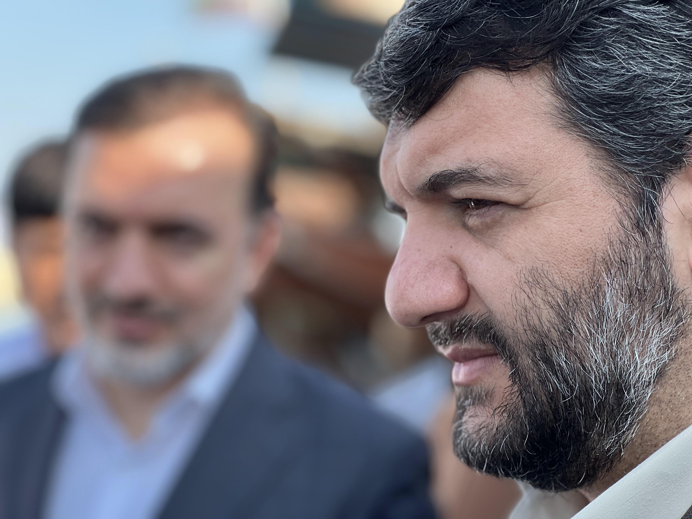  دبیر شورای‌عالی مناطق آزاد کشور در این بازدید با جمعی از صیادان و لنچ داران گفتگو کرد و در جریان مسائل و مشکلات آنها قرار گرفت.