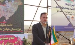 کلنگ پنجمین مرحله از مسکن جوانان جزیره قشم در 8 روستا به زمین خورد 
